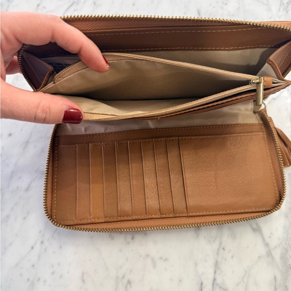 LIKE NEW Lucky Brand Tan Leather Wallet Organizer with Zipper - Picture 7 of 8